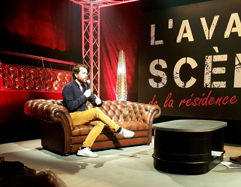 Emmanuel Richard Directeur de l'Avel Vor sur canapé Chesterfield cuir