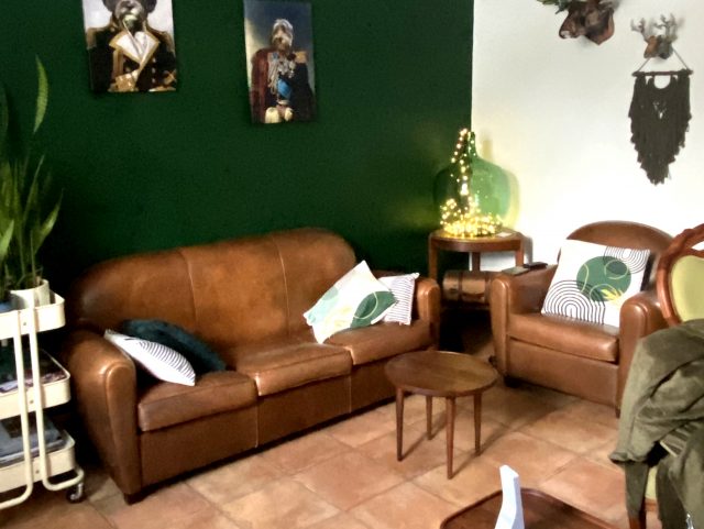 Un canapé Club et 2 fauteuils Club cuir marron Rochembeau dans un salon