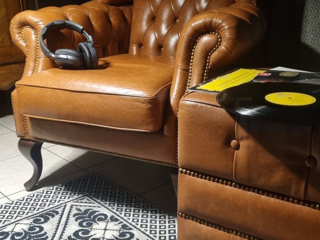 Fauteuil capitonné à oreilles Rochembeau de couleur marron et pouf capitonné coffre de rangement