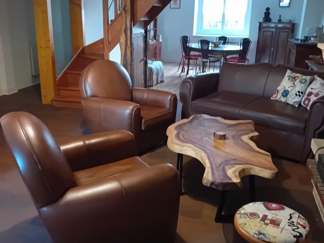 2 fauteuils Club cuir Rochembeau dans un salon devant une table basse plateau chêne massif