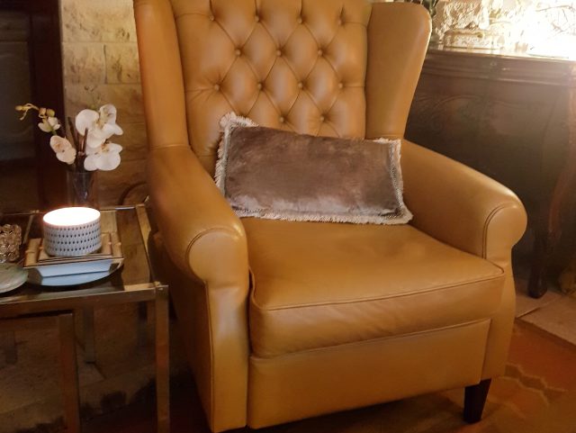 Fauteuil à oreilles cuir jaune dossier capitonné Rochembeau