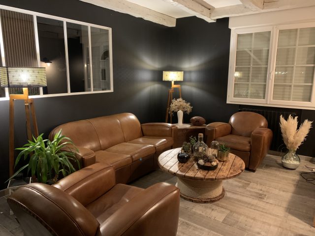 Ensemble Canapé Club et 2 fauteuils Club cuir cuir Marron foncé Rochembeau dans un salon devant une table basse ronde