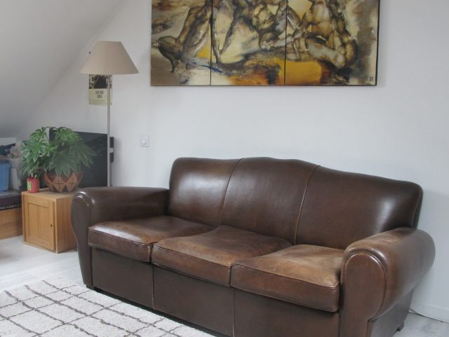 Canapé Club Moustache 3 places cuir marron foncé intérieur clair tableau de peinture