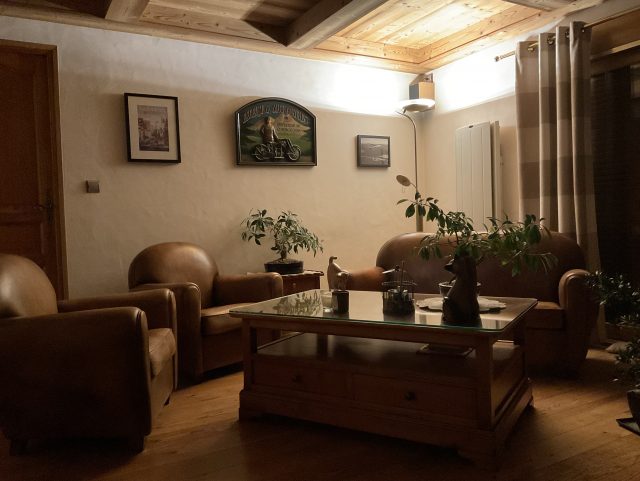 2 fauteuils Club et 1 canapé Club cuir marron Rochembeau dans un salon autour d'une table basse