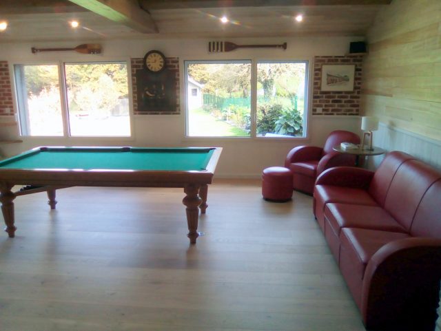 Canapé Club et fauteuil Club Rochembeau dans une salle de billard