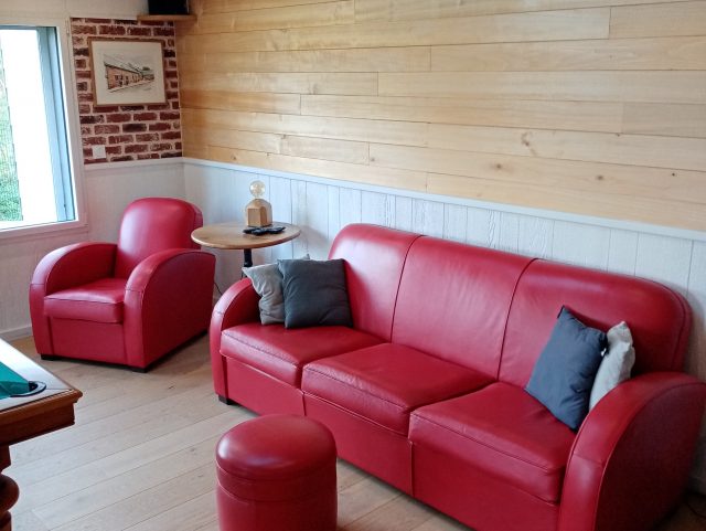 Salon cuir rouge fauteuil Club, canapé Club et pouf sur parquet bois clair