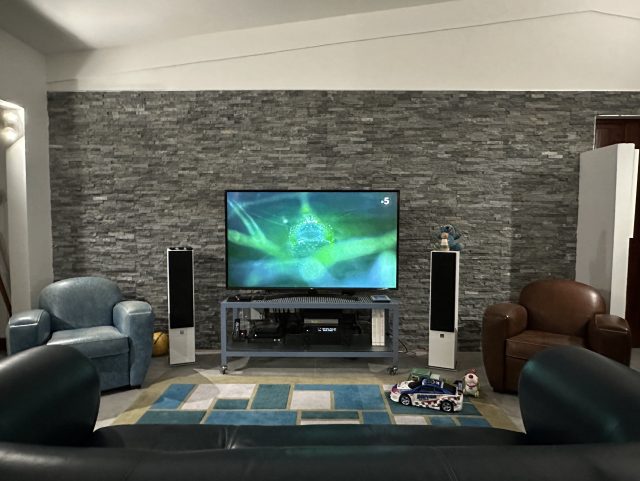 2 canapés Club en cuir Rochembeau un de couleur bleu et un de couleur marron dans un salon avec télévision grand écran