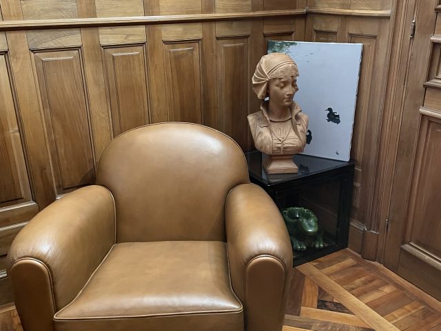 un fauteuil Club cuir marron Rochembeau sur parquet bois