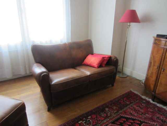 Canapé Club cuir marron foncé Rochembeau