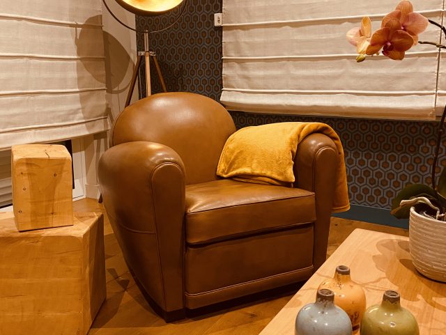 Fauteuil Club cuir Rochembeau intérieur contemporain en bois lampadaire design ton jaune