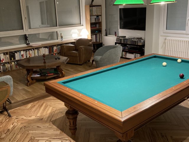 Fauteuil Club cuir marron Rochembeau derrière un billard