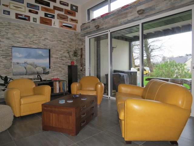 2 fauteuils Club cuir jaune, 1 canapé Club cuir jaune et une table basse bar Rochembeau, grande baie vitrée ambiance marine