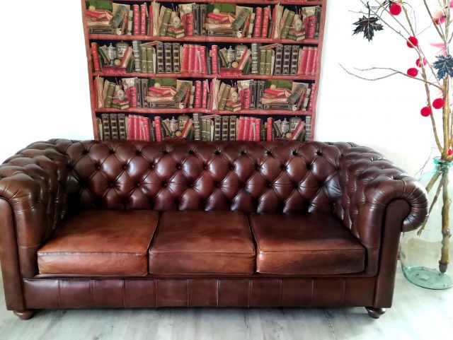 Canapé Chesterfield cuir marron foncé Rochembeau décor bibliothèque