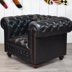 Fauteuil Chesterfield capitonné NEWTON- clous sur accoudoirs- capitons devant-noir 