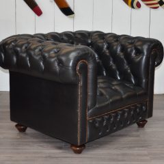 Fauteuil Chesterfield capitonné NEWTON- clous sur accoudoirs- capitons devant-noir 