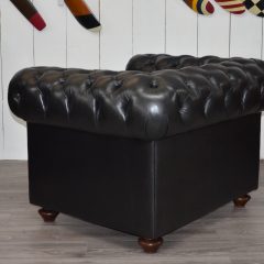 Fauteuil Chesterfield capitonné NEWTON- clous sur accoudoirs- capitons devant-noir 