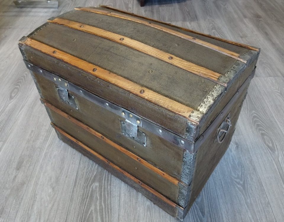 Malle ancienne en bois et toile Rochembeau