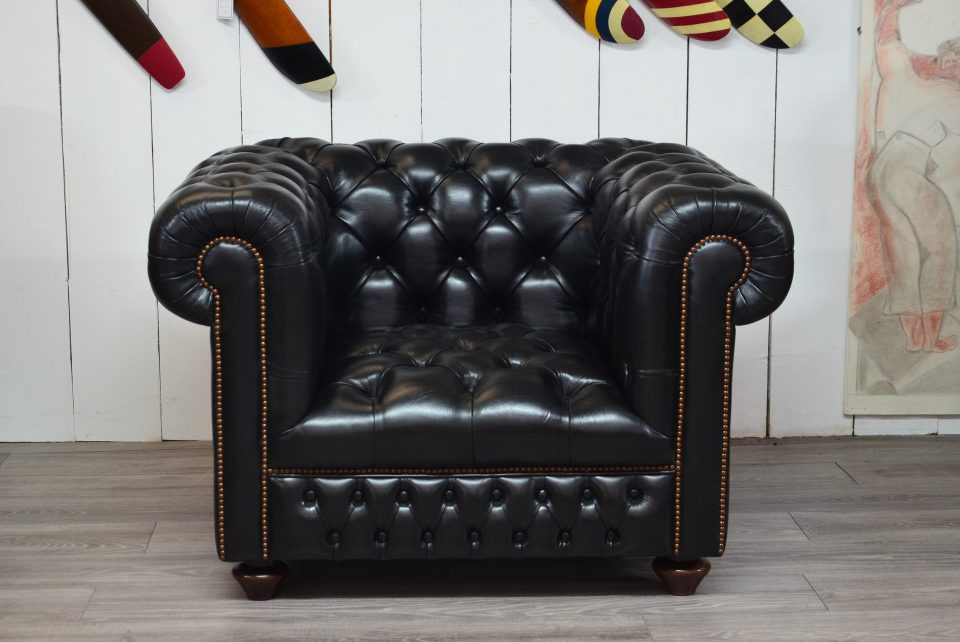 Fauteuil Chesterfield capitonné NEWTON- clous sur accoudoirs- capitons devant-noir 