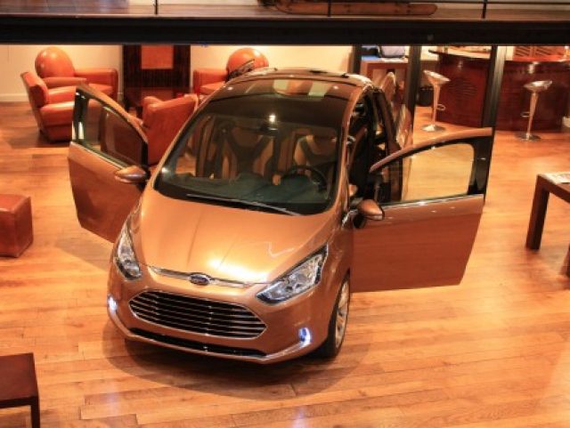 La nouvelle Ford B-Max entourée de Fauteuils Club à Paris XVI ème