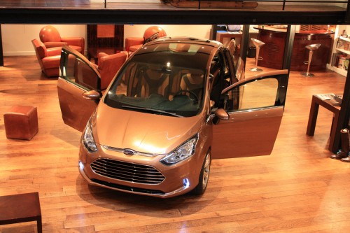 La nouvelle Ford B-Max entourée de Fauteuils Club à Paris XVI ème